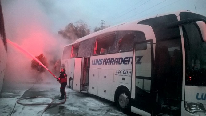 artvinde-park-halindeki-yolcu-otobusleri-kundaklandi-(4).jpg