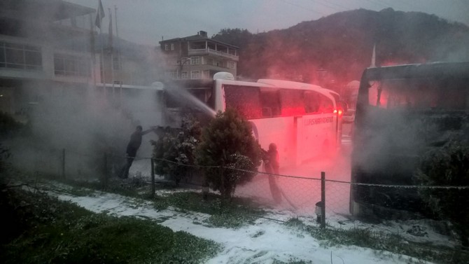 artvinde-park-halindeki-yolcu-otobusleri-kundaklandi-(5).jpg