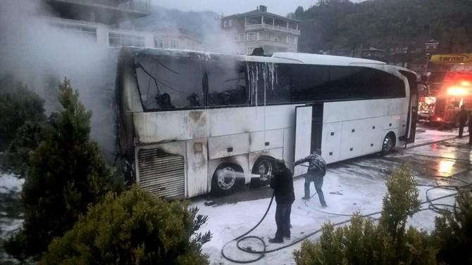 artvinde-park-halindeki-yolcu-otobusleri-kundaklandi-(8).jpg
