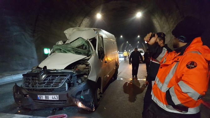 artvinde-tuneldeki-kazada-hurdaya-donen-aractan-sag-kurtuldu-2.jpg