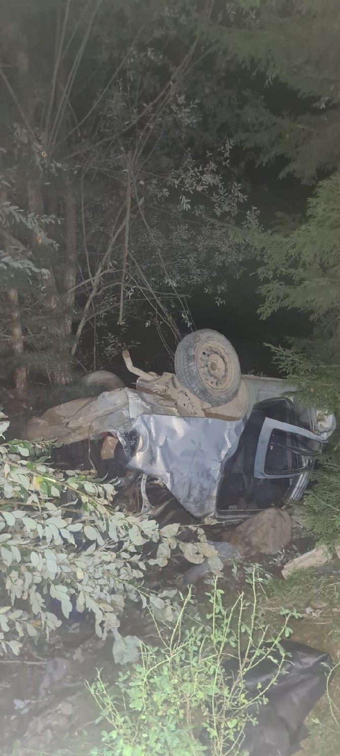 artvinde-ucuruma-yuvarlanan-otomobildeki-bir-kisi-hayatini-kaybetti-2.jpg