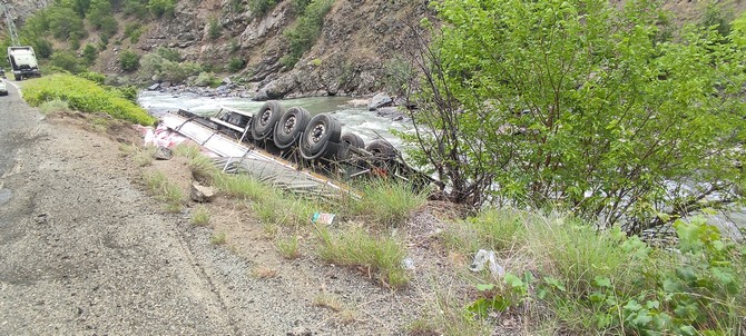 artvinde-un-yuklu-tirin-dorsesi-dere-yatagina-devrildi-4.jpg