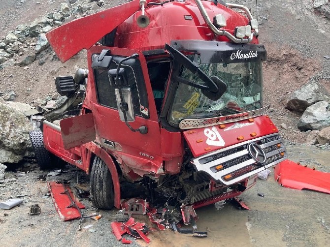 artvinde-yamactan-kopan-dev-kaya-kamyonu-hurdaya-cevirdi-4.jpg