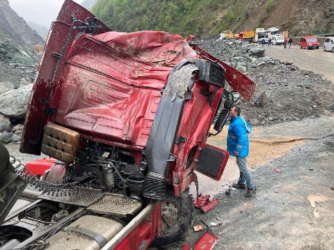 artvinde-yamactan-kopan-dev-kaya-kamyonu-hurdaya-cevirdi-6.jpg