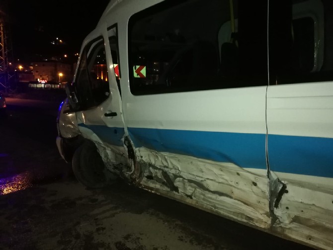 artvinde-yolcu-minibusu-ile-otomobil-carpisti-7-yarali-(2).jpg