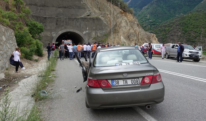 artvinde-zincirleme-trafik-kazasi-7-yarali-(2)-002.jpg