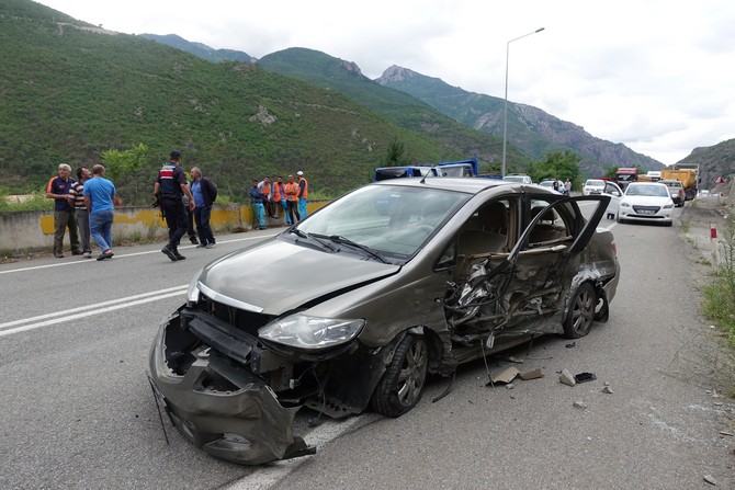 artvinde-zincirleme-trafik-kazasi-7-yarali-(2).jpg