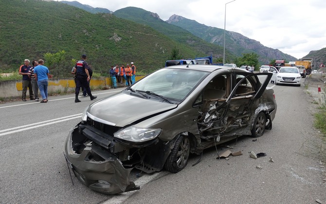 artvinde-zincirleme-trafik-kazasi-7-yarali-(3)-002.jpg
