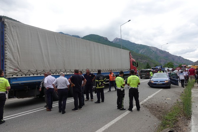 artvinde-zincirleme-trafik-kazasi-7-yarali-(5).jpg