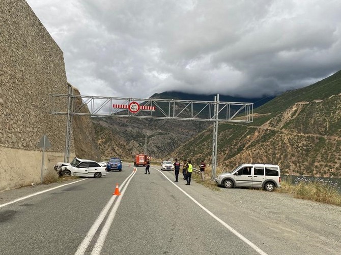 artvindeki-trafik-kazasinda-ayni-aileden-6-kisi-yaralandi-1.jpg