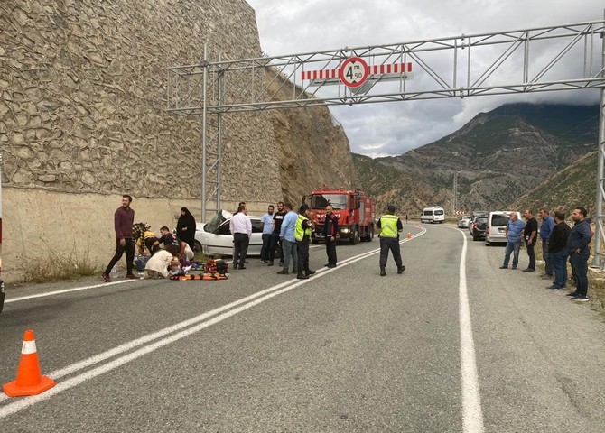 artvindeki-trafik-kazasinda-ayni-aileden-6-kisi-yaralandi-2.jpg