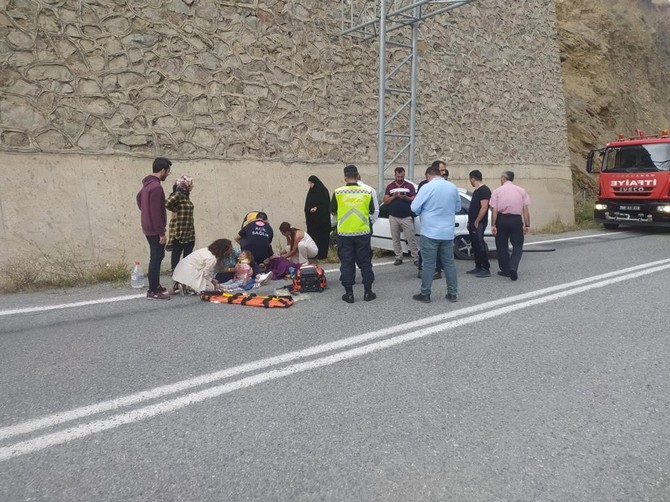 artvindeki-trafik-kazasinda-ayni-aileden-6-kisi-yaralandi-9.jpg