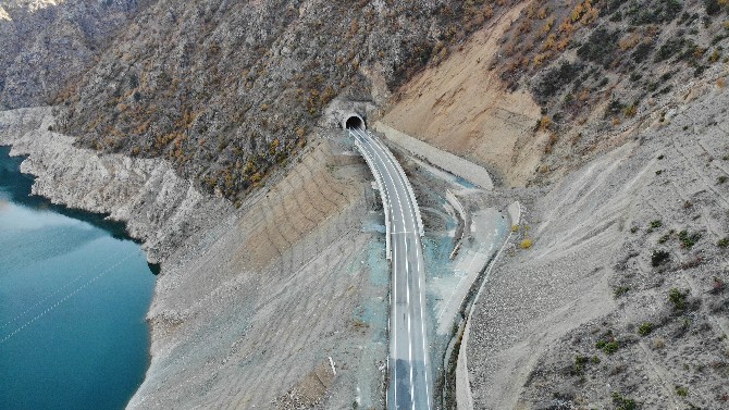 artvinin-67-kilometre-uzaklikta-bulunan-yusufeli-ilcesine-ulasim,-44-tunel,-20-kopru-gecilerek-saglaniyor.-dsi-artvine-3-milyar-liralik-ulasim-yatirimi-yaparken,-47-tunel-ve-35-kopru-insa-etti-(1).jpg