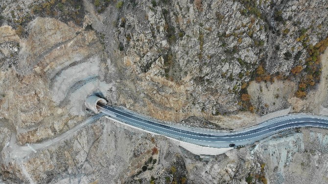 artvinin-67-kilometre-uzaklikta-bulunan-yusufeli-ilcesine-ulasim,-44-tunel,-20-kopru-gecilerek-saglaniyor.-dsi-artvine-3-milyar-liralik-ulasim-yatirimi-yaparken,-47-tunel-ve-35-kopru-insa-etti-(4).jpg