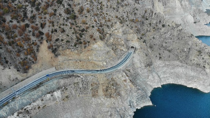 artvinin-67-kilometre-uzaklikta-bulunan-yusufeli-ilcesine-ulasim,-44-tunel,-20-kopru-gecilerek-saglaniyor.-dsi-artvine-3-milyar-liralik-ulasim-yatirimi-yaparken,-47-tunel-ve-35-kopru-insa-etti-(5).jpg