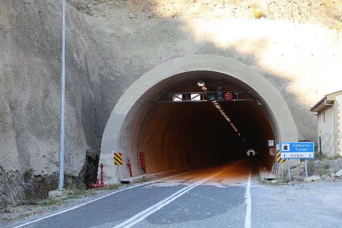 artvinin-67-kilometre-uzaklikta-bulunan-yusufeli-ilcesine-ulasim,-44-tunel,-20-kopru-gecilerek-saglaniyor.-dsi-artvine-3-milyar-liralik-ulasim-yatirimi-yaparken,-47-tunel-ve-35-kopru-insa-etti-(8).jpg