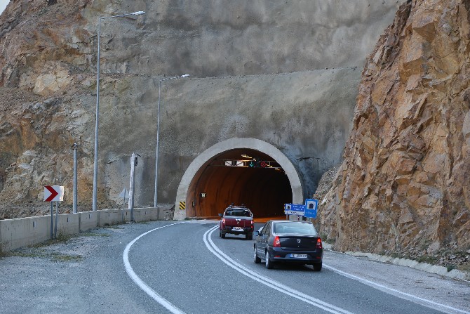 artvinin-67-kilometre-uzaklikta-bulunan-yusufeli-ilcesine-ulasim,-44-tunel,-20-kopru-gecilerek-saglaniyor.-dsi-artvine-3-milyar-liralik-ulasim-yatirimi-yaparken,-47-tunel-ve-35-kopru-insa-etti-(9).jpg