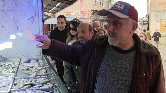 artvinin-hopa-ilcesinde-bir-balikci-bereketli-gecirdigi-her-av-sonrasi-hamsinin-kilosunu-5-liradan-satiyor-tezgahta-ucuz-hamsiyi-gorenler-uzun-kuyruklar-olustururken-75-ton-hamsi-6-saat-icinde-tuketildi-1-001.jpg