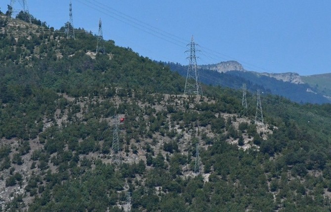 artvinin-hopa-ilcesinde-yuksek-gerilim-hatlarini-onaran-helikopterin-tellere-takilip-dustugunu-zanneden-sahis-112-cagri-merkezine-ihbarda-bulununca-ilceyi-ayaga-kaldirdi-9.jpg