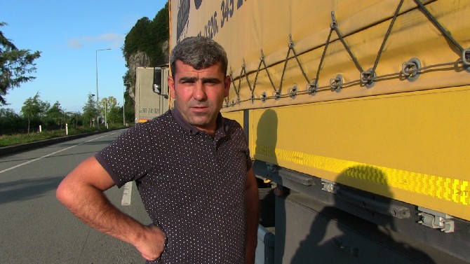 artvinin-kemalpasa-ilcesinde-bulunan-sarp-sinir-kapisini-kullanan-tir-suruculeri,-tir-kuyruklarina-kalici-cozum-getirilmesini-istiyor-(3).jpg