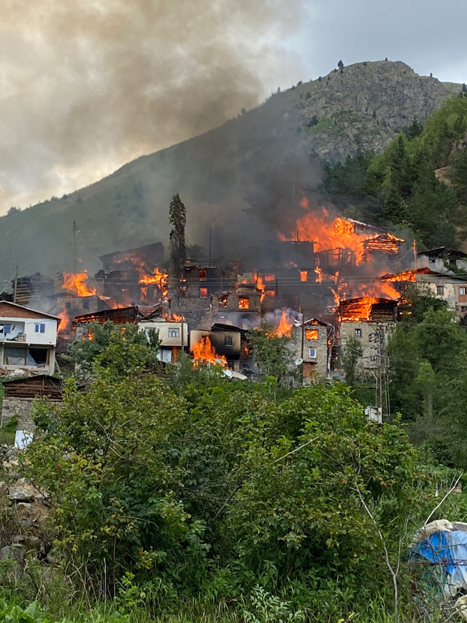 artvinin-yusufeli-ilcesinde-bir-evde-baslayan-ve-cevredeki-bazi-ahsap-evlere-de-sicrayan-yangin-sondurulmeye-calisiliyor.jpg