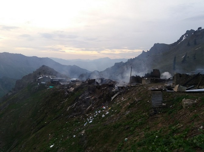 artvinin-yusufeli-ilcesindeki-yaylada-cikan-yanginda-19-ev-hasar-gordu-(3).jpg