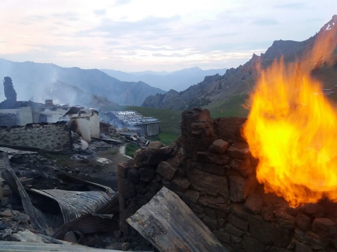 artvinin-yusufeli-ilcesindeki-yaylada-cikan-yanginda-19-ev-hasar-gordu-(6).jpg