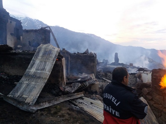 artvinin-yusufeli-ilcesindeki-yaylada-cikan-yanginda-19-ev-hasar-gordu-(7).jpg