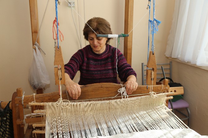 artvinli-kadinlar-ehram-dokumaciligiyla-aile-ekonomisine-katki-sagliyor-(7).jpg