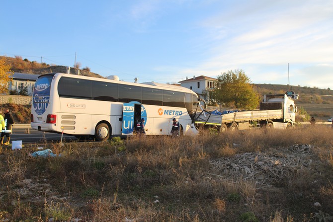 asker-tasiyan-yolcu-otobusu-cekiciye-carpti-2-olu,-40-yarali-(5).jpg