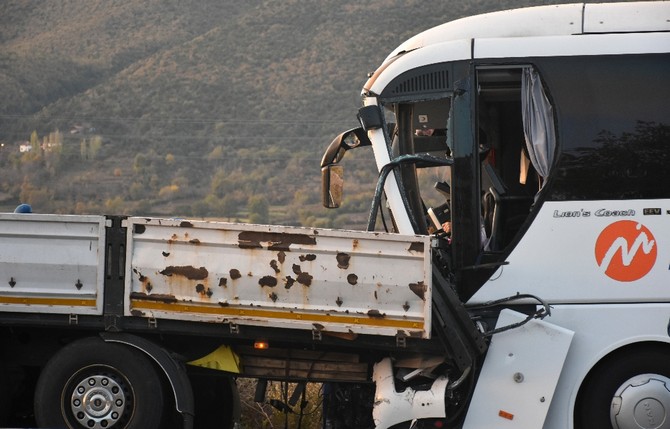 asker-tasiyan-yolcu-otobusu-cekiciye-carpti-2-olu,-40-yarali-(6).jpg