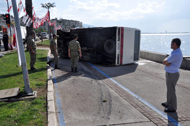 askeri-midibus-devrildi-6-yarali-1.jpg askeri-midibus-devrildi-6-yarali-1.jpg