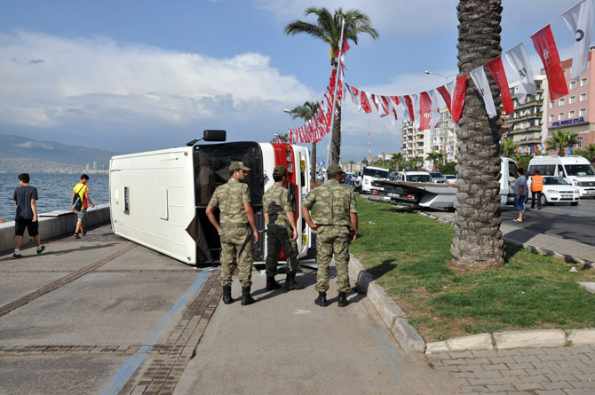 askeri-midibus-devrildi-6-yarali-2.jpg askeri-midibus-devrildi-6-yarali-2.jpg