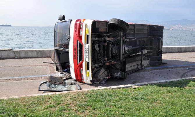 askeri-midibus-devrildi-6-yarali-3.jpg askeri-midibus-devrildi-6-yarali-3.jpg