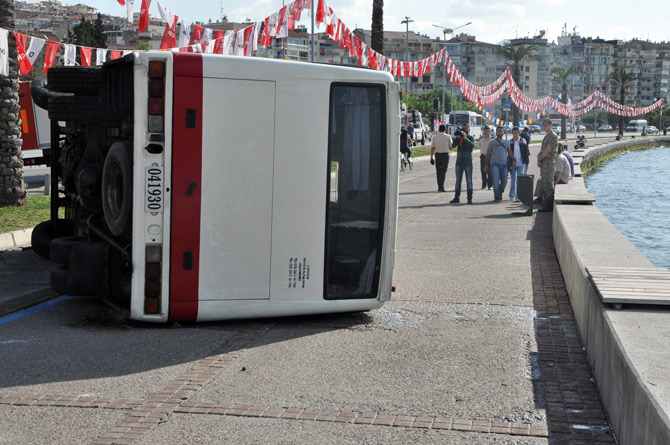 askeri-midibus-devrildi-6-yarali-4.jpg askeri-midibus-devrildi-6-yarali-4.jpg