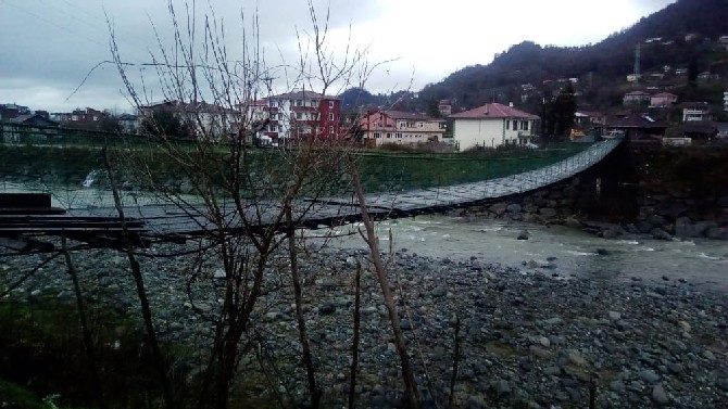 asma-koprunun-halatlari-kopunca-araciyla-koprude-asili-kaldi-(4).jpg