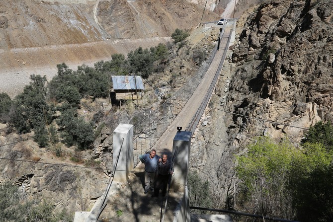 asma-kopruye-demir-kapi-yaptirdilar-(1).jpg