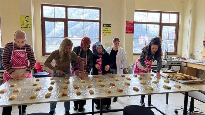 asrin-felaketine-karsi-rizede-asrin-dayanismasi-guneysu-ilce-halkegitim-merkezi-kislik-kiyafet-dikip-rize-lokumu-yapiyor-1.jpg