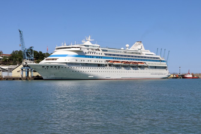 astoria-grande-kruvaziyeri-800-yolcusuyla-ikinci-kez-trabzona-geldi-1.jpg