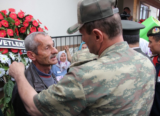 astsubay-murat-topcunun-cenazesi,-memleketi-giresunda-topraga-verildi-(3).jpg