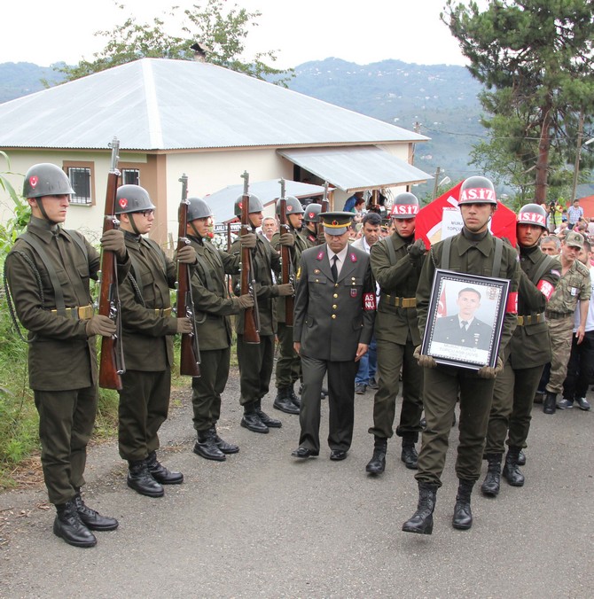 astsubay-murat-topcunun-cenazesi,-memleketi-giresunda-topraga-verildi-(7).jpg