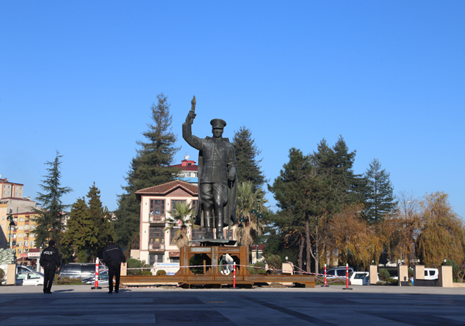 ataturk-heykeli-rize-valiligi-onune-tasindi-001.jpg