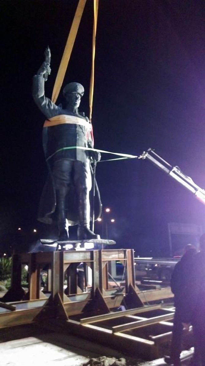 ataturk-heykeli-rize-valiligi-onune-tasindi-1-001.jpg