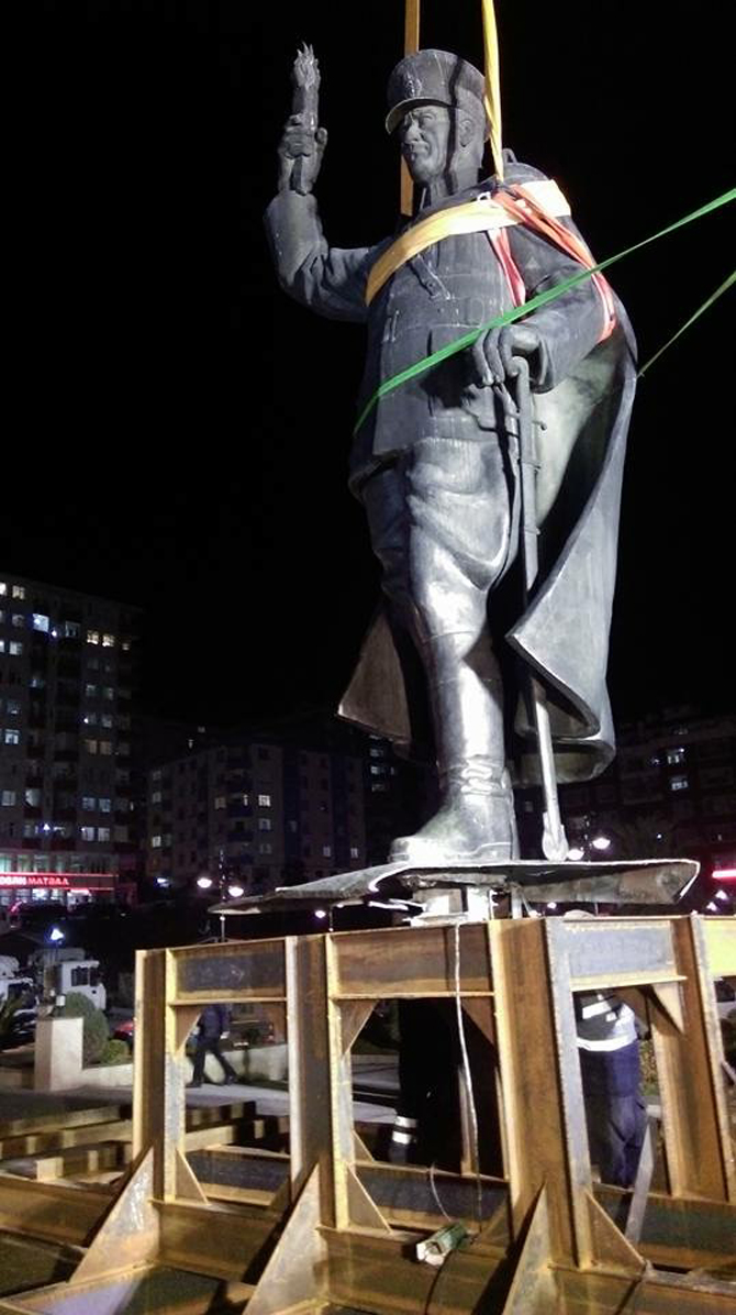 ataturk-heykeli-rize-valiligi-onune-tasindi-2-001.jpg
