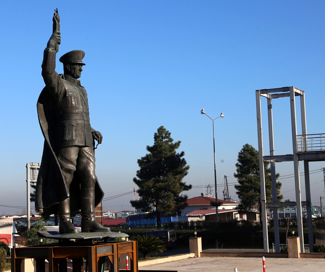 ataturk-heykeli-rize-valiligi-onune-tasindi-2.jpg