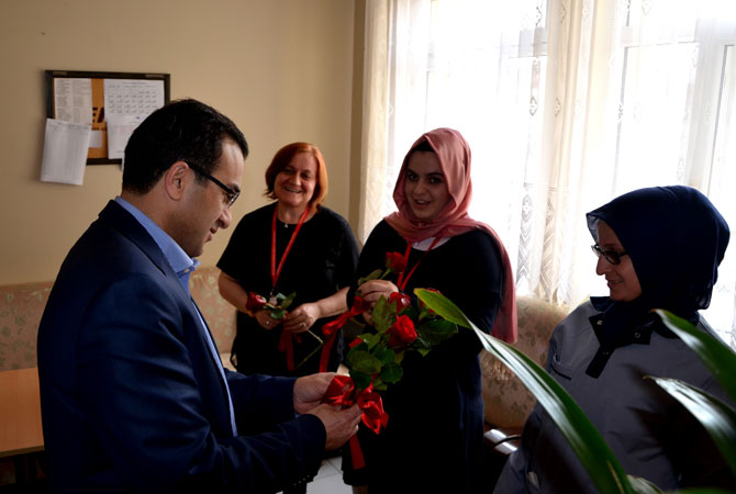 atilla-esmen-ve-beraberindeki-heyet-hemsirelerin-gununu-kutladi-2.jpg atilla-esmen-ve-beraberindeki-heyet-hemsirelerin-gununu-kutladi-2.jpg