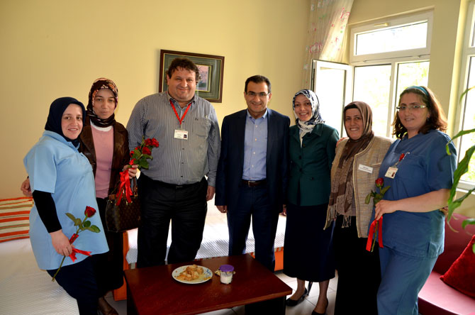 atilla-esmen-ve-beraberindeki-heyet-hemsirelerin-gununu-kutladi-4.jpg atilla-esmen-ve-beraberindeki-heyet-hemsirelerin-gununu-kutladi-4.jpg