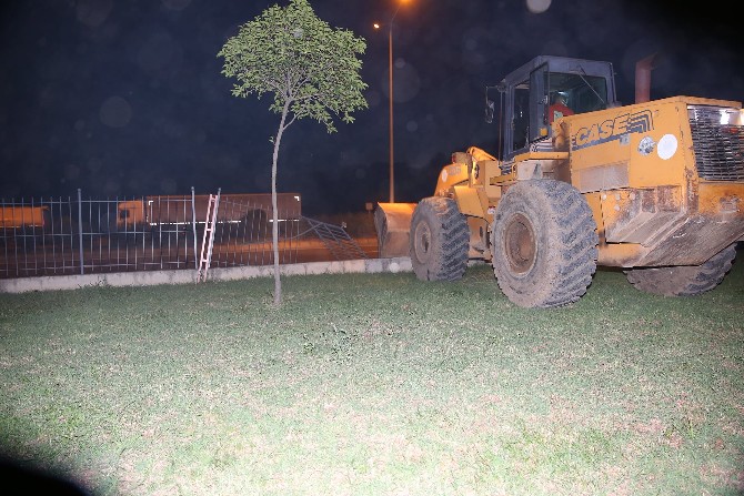 avrasya-universitesi-yomra-yerleskesinin-duvarlari-ve-demir-parmakliklari-sabaha-karsi-yomra-belediyesi-ekipleri-tarafindan-yikildi-(8).jpg
