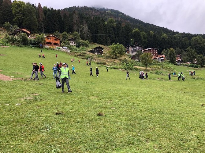 ayder-yaylasi-salincaklarin-ardindan-coplerden-de-temizleniyor-(1).jpg