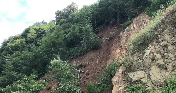 ayder-yaylasi-yolunda-heyelan-(1).jpg
